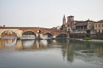 Adige Río y paisaje urbano - foto de stock