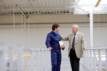 Workman talking with boss — Stock Photo
