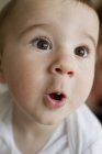 Bambino ragazzo rendendo espressioni facciali — Foto stock