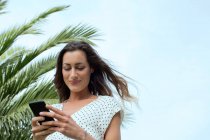 Junge Frau schreibt SMS auf Smartphone — Stockfoto