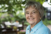 Porträt einer Seniorin im Garten — Stockfoto