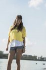 Jovem mulher vestindo top amarelo e calças quentes — Fotografia de Stock