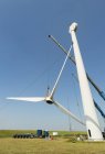 Vista de baixo ângulo da turbina eólica sendo desmontada — Fotografia de Stock