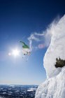 Человек на лыжах прыгает в воздух — стоковое фото