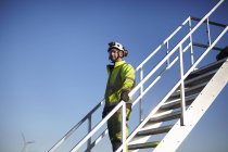 Портрет інженера на сходах на будівельному майданчику вітроелектростанції — стокове фото