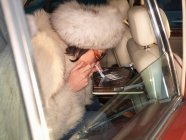 Женщина нюхает кокаин в роскошной машине — стоковое фото