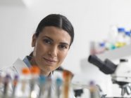 Женщина-исследователь в лаборатории рядом с микроскопом . — стоковое фото