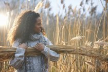 Женщина с пучком пшеницы — стоковое фото