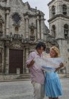 Молоді пара з картою в Plaza de la Кафедральному соборі Гавана, Куба — стокове фото