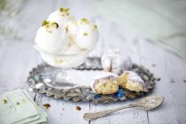 Gelato guarnito con pistacchi — Foto stock