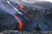Pareja viendo lava volcánica, Fimmvorduhals, Islandia - foto de stock