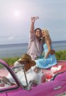 Junges paar macht smartphone-selfie im vintage-cabrio, havana, kuba — Stockfoto