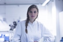 Portrait de jeune femme scientifique en laboratoire — Photo de stock