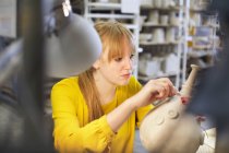 Жіночий гончар, що працює в керамічній майстерні — стокове фото
