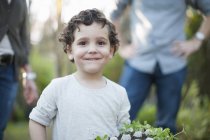 Porträt eines Jungen mit Pflanzen im Eierkarton in einer Kleingartenanlage — Stockfoto