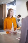 Trabalhadora de escritório feminina vestindo jaqueta laranja, retrato — Fotografia de Stock