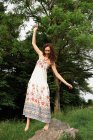 Frau balanciert auf Baumstamm — Stockfoto