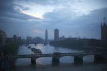 Vista ad alto angolo del Tamigi e del ponte di Westminster all'alba, Londra, Inghilterra, Regno Unito — Foto stock