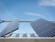 Солнечная электростанция с передними панелями — стоковое фото