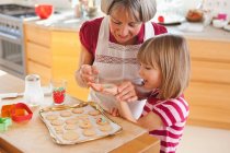 Бабушка и внук пекут печенье — стоковое фото