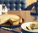 Bolo de queijo nova york servido na mesa — Fotografia de Stock