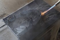Blowtorch em metal na oficina, close-up — Fotografia de Stock