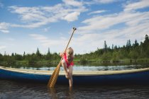 Menina curiosa olhando para a água no rio Indiano, Ontário, Canadá — Fotografia de Stock