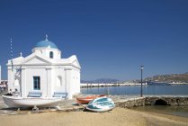 Église blanchie à la chaux dans le port, Mykonos, Cyclades, Grèce — Photo de stock