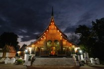 Буддийский храм освещения ночью, Луанг-Прабанг, Лаос — стоковое фото