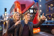 Молода пара родом таксі на вулиці міста, на ніч, Лондон, Великобританія — стокове фото