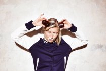 Junge Frau bastelt Hörner mit Schoko-Marshmallows — Stockfoto