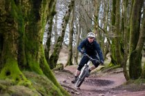 Чоловік гірський велосипед у лісі — стокове фото