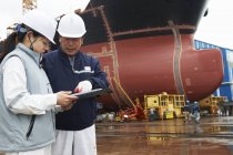 Lavoratori che discutono i piani nei cantieri navali, GoSeong-gun, Corea del Sud — Foto stock