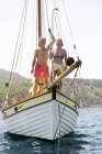 Зрелая пара, плывущая на яхте — стоковое фото