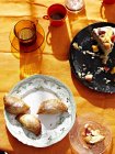 Домашняя выпечка и ломтик пирога на столе — стоковое фото
