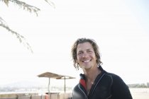 Retrato de mergulhador masculino adulto médio na praia — Fotografia de Stock