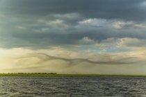Cielo tormentoso, Kasane, Parque Nacional Chobe, Botswana, África - foto de stock