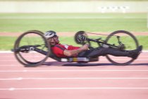 Seitenansicht des Radfahrers im para-athletischen Wettkampf — Stockfoto