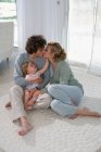 Родители целуются, дети смотрят — стоковое фото