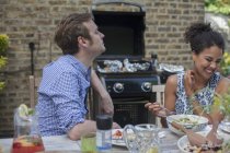 Médio casal adulto comer refeição ao ar livre — Fotografia de Stock