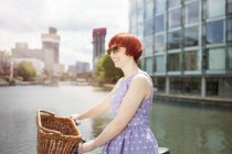 Frau schiebt Fahrrad am Kanal entlang, east london, uk — Stockfoto
