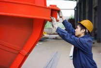Trabajador en planta de fabricación de grúas, China - foto de stock