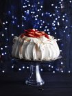 Pavlova recouvert de fraises sur gâteau en verre — Photo de stock