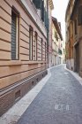 Diminuendo la prospettiva di strada stretta, Verona, Italia — Foto stock