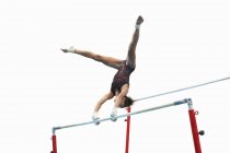 Молоді гімнастки виступають на нерівні бари — стокове фото