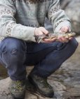 Человек со свежепойманной рыбой — стоковое фото