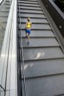 Femmina jogger correre su per i gradini in città — Foto stock