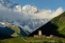 Vue lointaine de vieilles tours svanétiennes en ruine dans la vallée, village d'Ushguli, Svaneti, Géorgie — Photo de stock