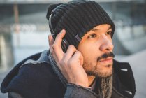 Close up retrato de empresário ouvindo fones de ouvido — Fotografia de Stock