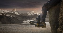 Männliche Füße baumeln über Felskante, Kanton Wallis, Schweiz — Stockfoto